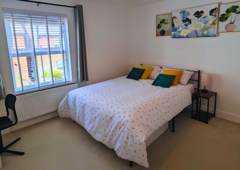 LEB Homes UK Self Catering Stays Crawley Gatwick 5 star rating Airbnb stay Propety image